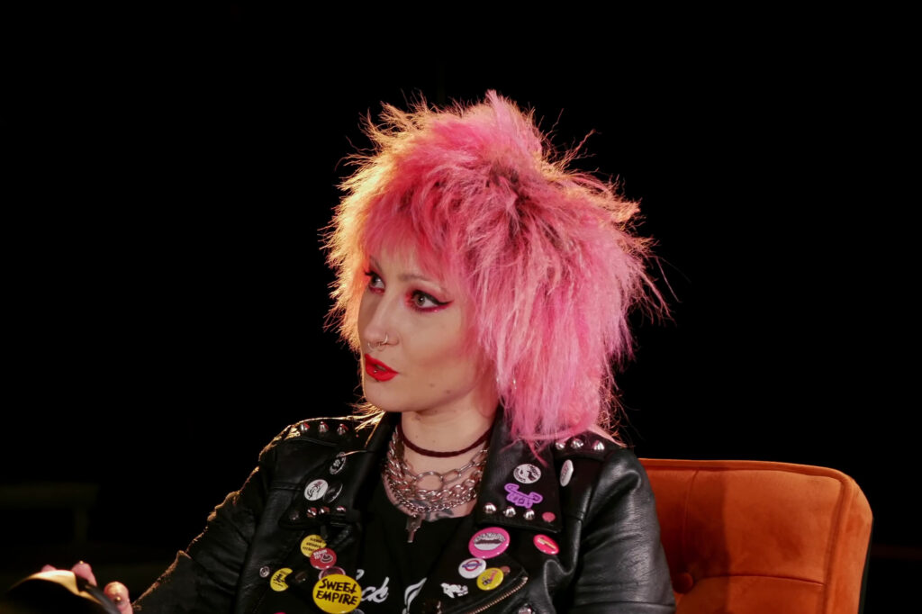 Julia Melzer im Interview mit Flora Pulina im Kurzfilm "Kunst als Ventil" / Foto: Wuzi Wonka