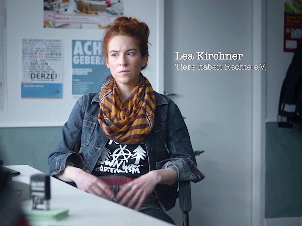 Flora Pulina als Aktivistin Lea Kirchner in "Die Q ist ein Tier"