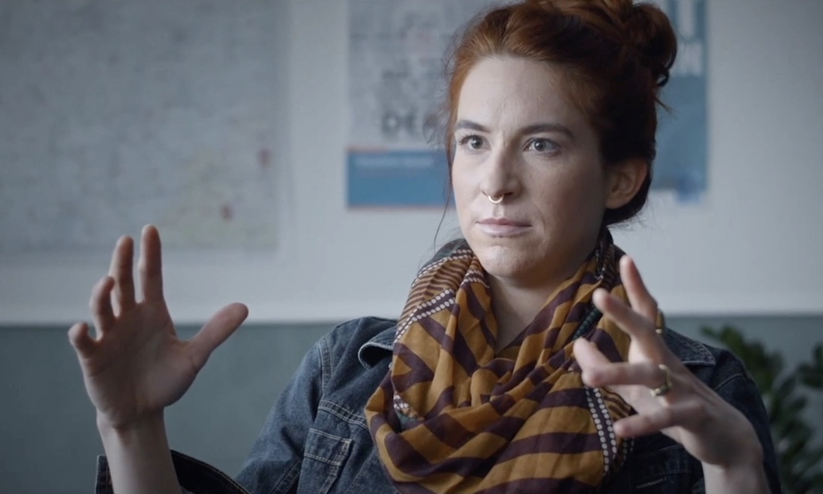 Flora Pulina als Aktivistin Lea Kirchner im Film "Die Q ist ein Tier"