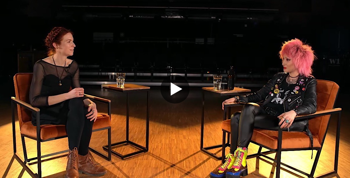 Flora Pulina im Interview mit Julia Melzer im Film "Kunst als Ventil"