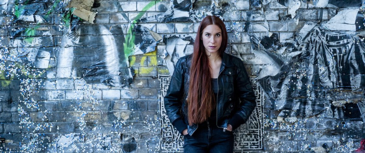 Flora Pulina an Brückenwand lehnend