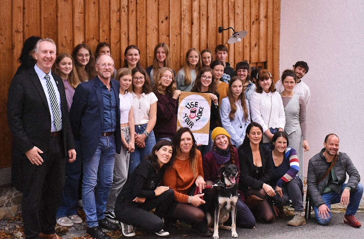 Flora Pulina mit den Beteiligten des Projekts "Kunst und Demokratie" in Viechtach