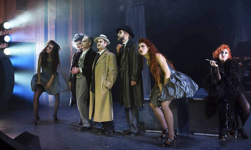 Flora Pulina als Betty in "Die Dreigroschenoper" / Foto: Rolf Arnold Flora Pulina als Betty in "Die Dreigroschenoper" / Foto: Rolf Arnold