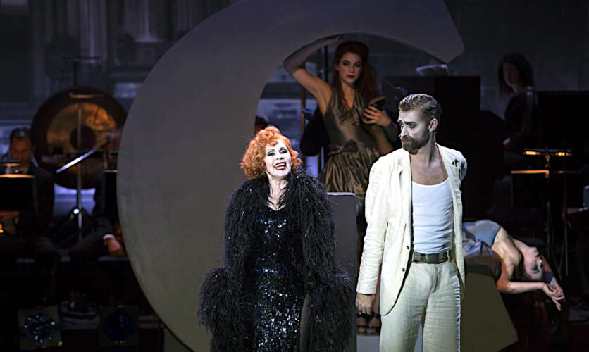 Flora Pulina als Betty in "Die Dreigroschenoper" / Foto: Rolf Arnold Flora Pulina als Betty in "Die Dreigroschenoper" / Foto: Rolf Arnold