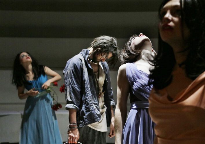 Flora Pulina in "ION" / Foto: Rolf Arnold Flora Pulina in "ION" / Foto: Rolf Arnold