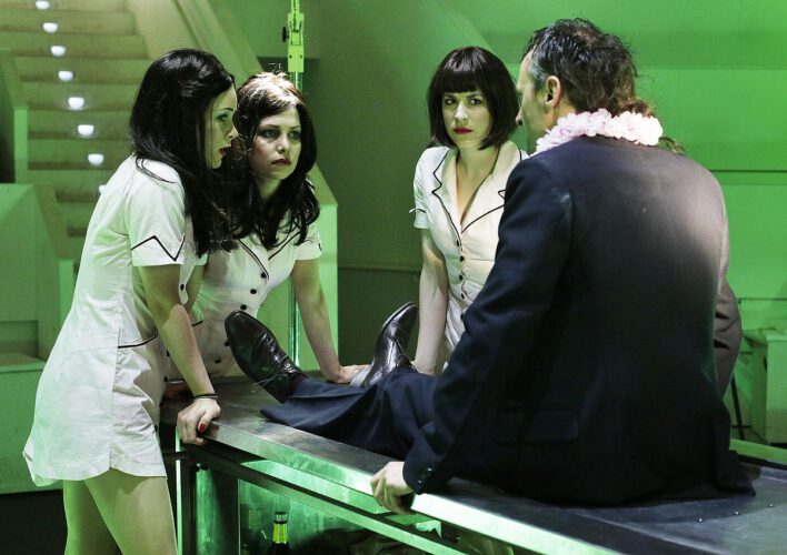 Flora Pulina in "ION" / Foto: Rolf Arnold Flora Pulina in "ION" / Foto: Rolf Arnold