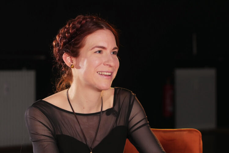 Flora Pulina im Kurzfilm "Kunst als Ventil" / Foto: Wuzi Wonka Flora Pulina im Kurzfilm "Kunst als Ventil" / Foto: Wuzi Wonka