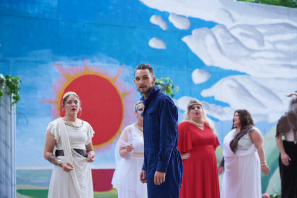 "Aufstand im Olymp" Regie: Flora Pulina "Aufstand im Olymp" Regie: Flora Pulina