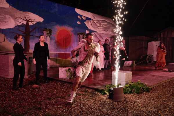 "Aufstand im Olymp" Regie: Flora Pulina "Aufstand im Olymp" Regie: Flora Pulina