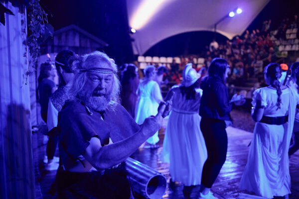 "Aufstand im Olymp" Regie: Flora Pulina "Aufstand im Olymp" Regie: Flora Pulina