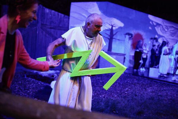 "Aufstand im Olymp" Regie: Flora Pulina "Aufstand im Olymp" Regie: Flora Pulina